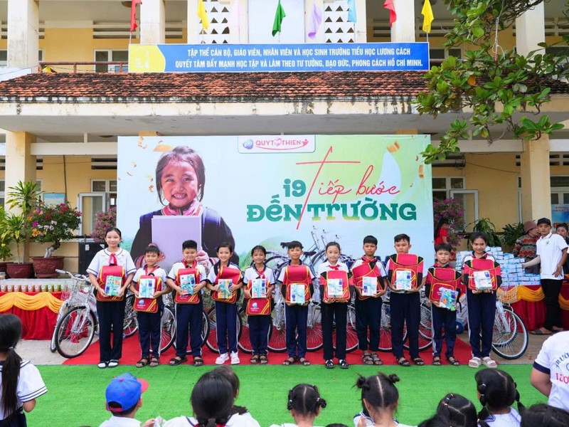 Hình ảnh phụ huynh hướng dẫn con cái về an toàn trực tuyến