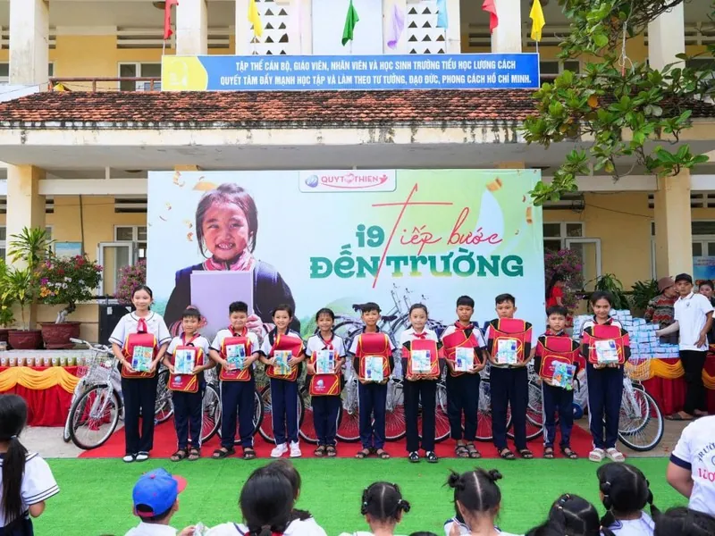 Hình ảnh phụ huynh hướng dẫn con cái về an toàn trực tuyến